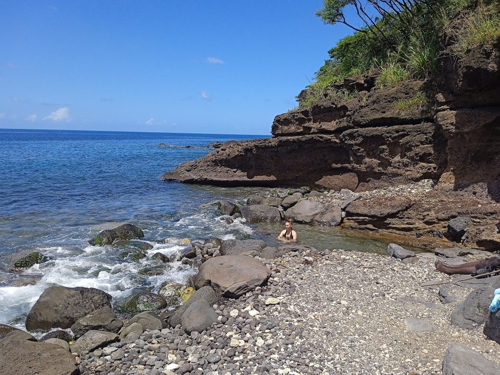 Un baigneur dans le bassin de Thomas, au bord de la mer des Caraïbes