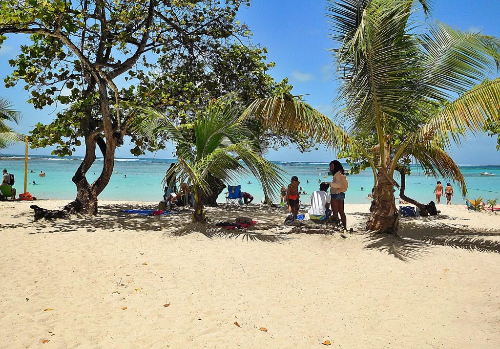 La plage du bourg de Sainte-Anne, la commune du festival de gwoka