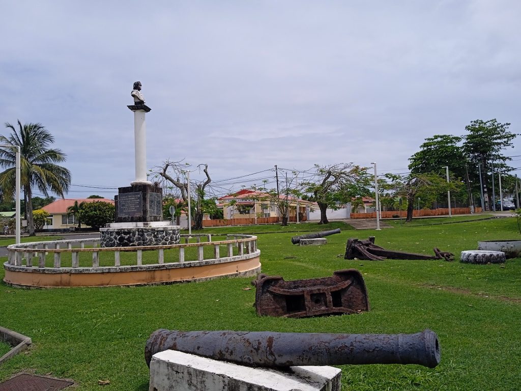 Place du mémorial de Christophe Colomb à Sainte-Marie de Capesterre-Belle-Eau, colonne et canons