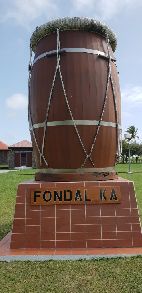 La sculpture géante d'un tambour ka, symbole du gwoka