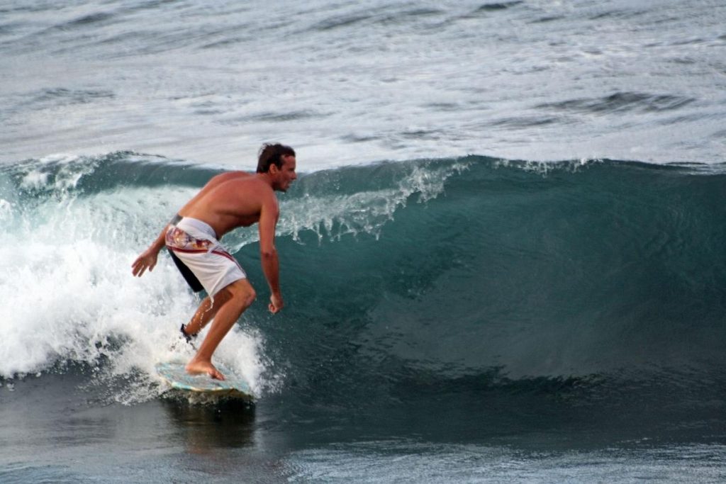 Un surfeur sur une vague du spot du Moule, sur la côte atlantique de la Grande-Terre