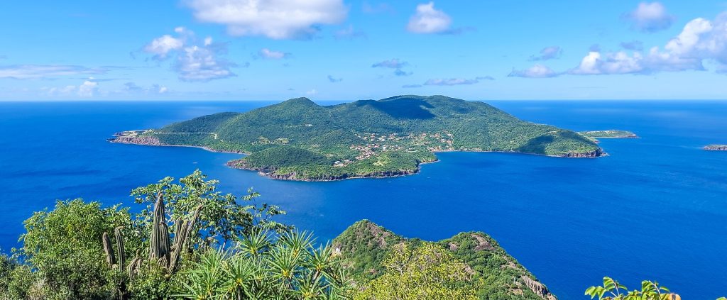 Vue d'ensemble de Terre-de-Bas depuis le Chameau de Terre-de-Haut