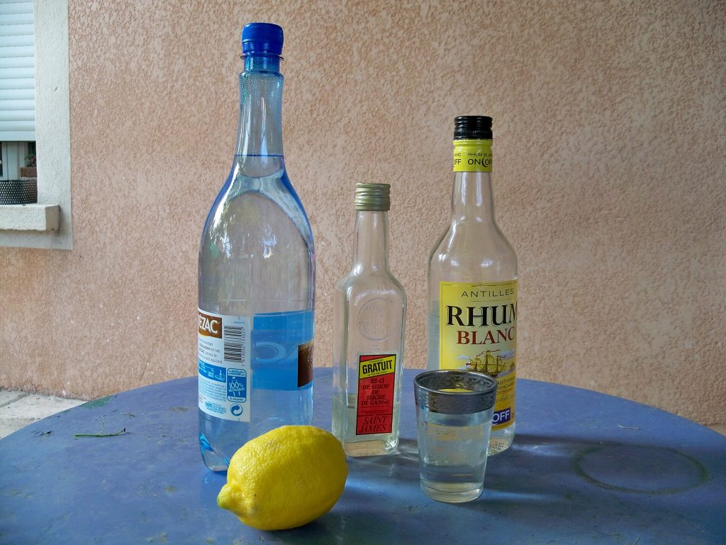 Rhum blanc, sucre de canne, citron et verre : les ingrédients du ti-punch