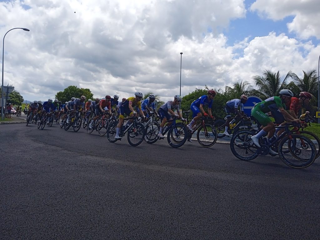 Le peloton du Tour cycliste de la Guadeloupe à Baie-Mahault, en 2025