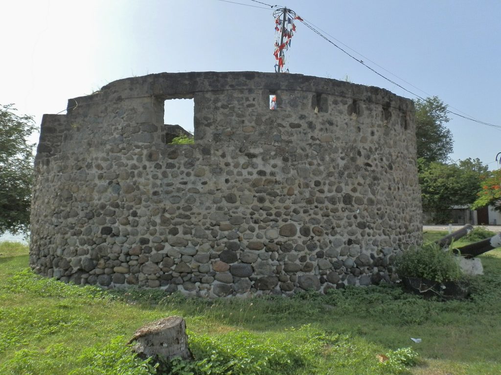 Mur arrondi en galets maçonnés de la tour du Père Labat, à Baillif