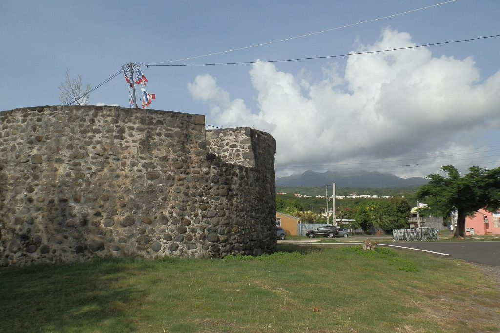 Tour du Père Labat à Baillif sur sa pelouse, montagnes de la Basse-Terre au loin