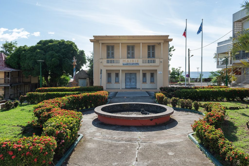 Mairie de Pointe-Noire et ses jardins fleuris sur la place centrale du bourg