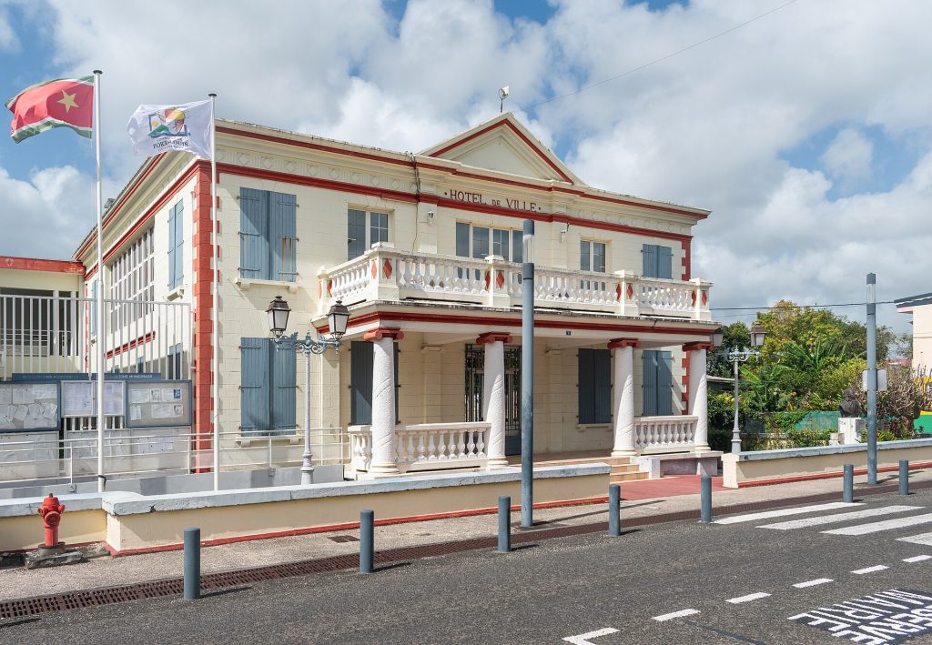 Hôtel de ville de Port-Louis, bâtiment colonial blanc et rouge à balcon