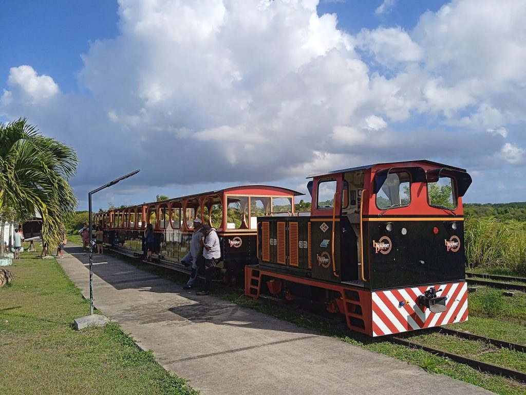 Petit train touristique rouge et noir de Beauport, le pays de la canne, à Port-Louis