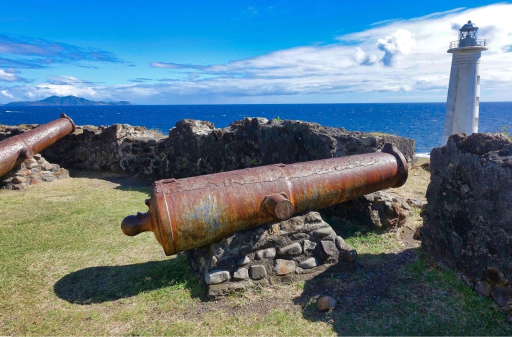 Canon et phare de Vieux-Fort face à la mer