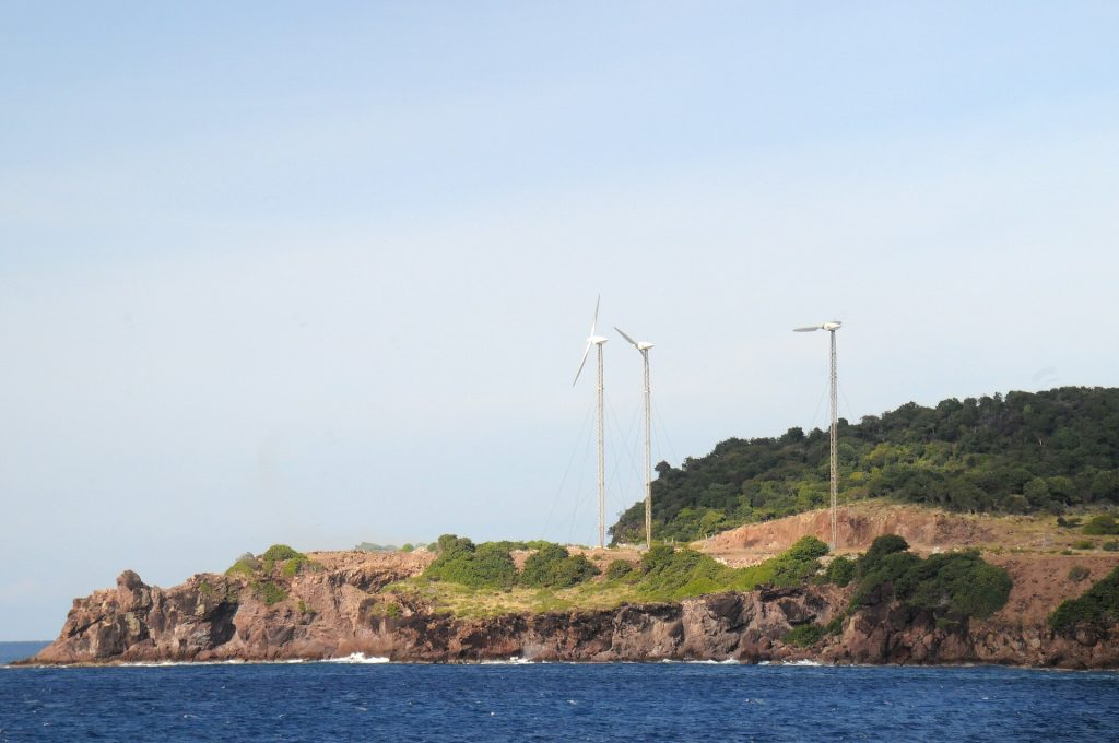 Éoliennes sur la côte sud rocheuse de Terre-de-Bas, aux Saintes
